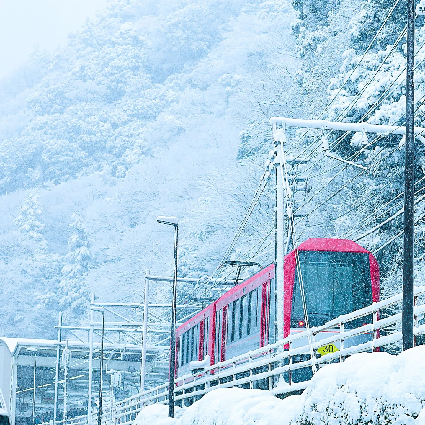 #2026年2月8日の風景 #箱根湯本駅 #雪景色 #白赤 ...